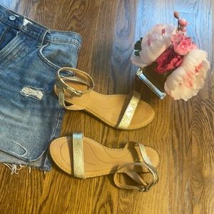 Born - 9 - gold sandals - EUC